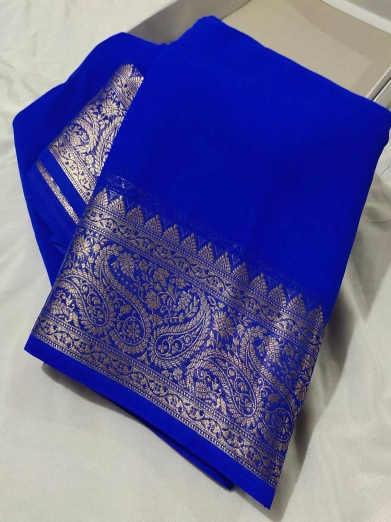 Luxurious Cerep Silk Saree with Exquisite Zari Border