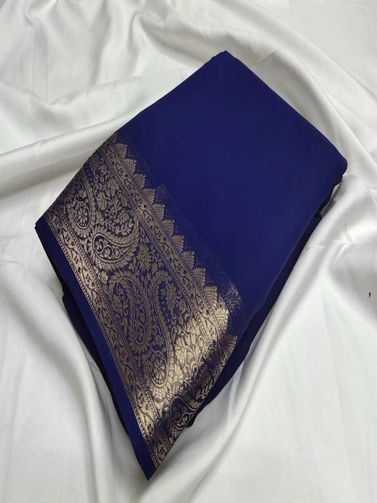 Luxurious Cerep Silk Saree with Exquisite Zari Border