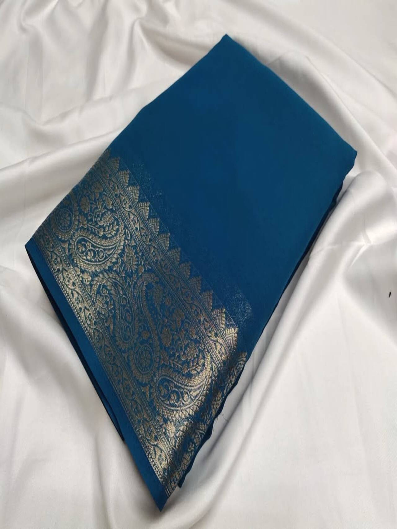 Luxurious Cerep Silk Saree with Exquisite Zari Border