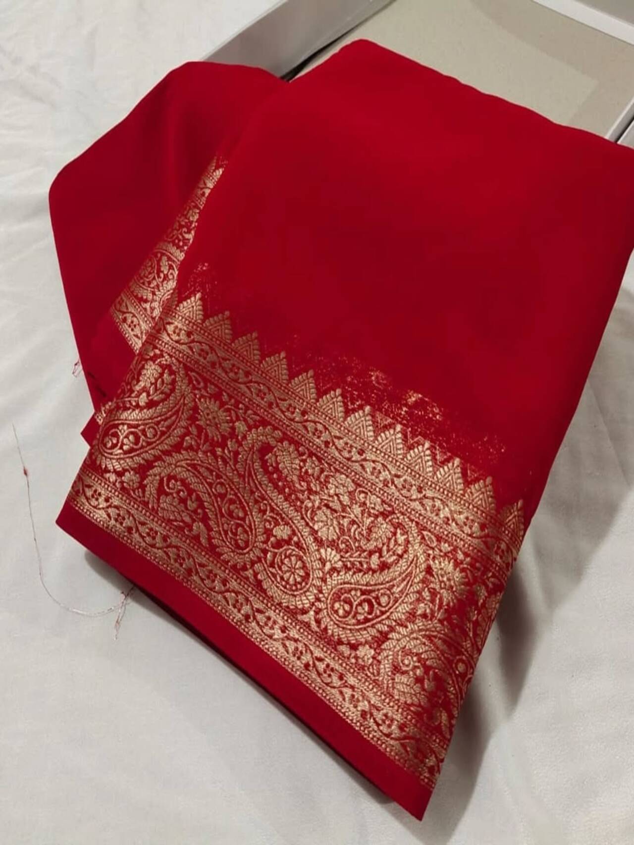 Luxurious Cerep Silk Saree with Exquisite Zari Border