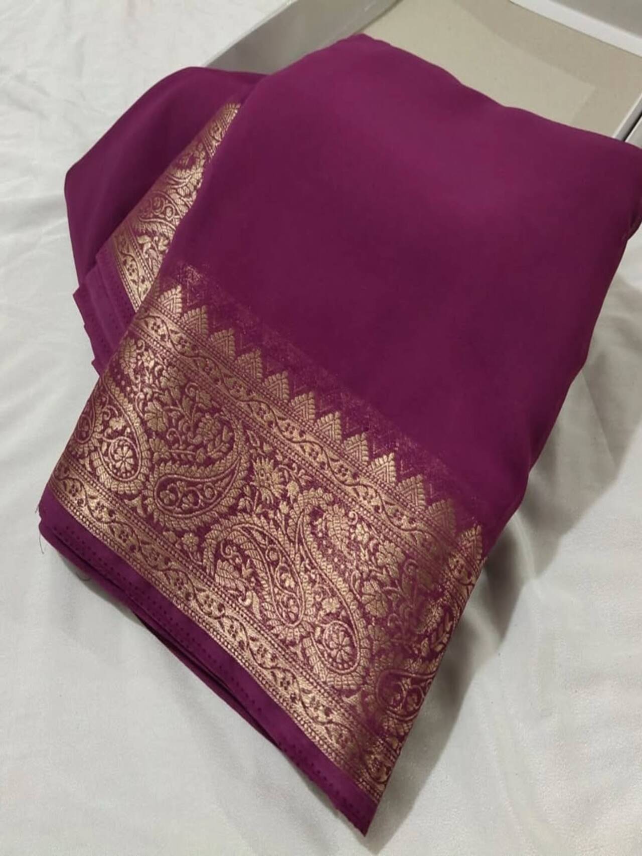 Luxurious Cerep Silk Saree with Exquisite Zari Border