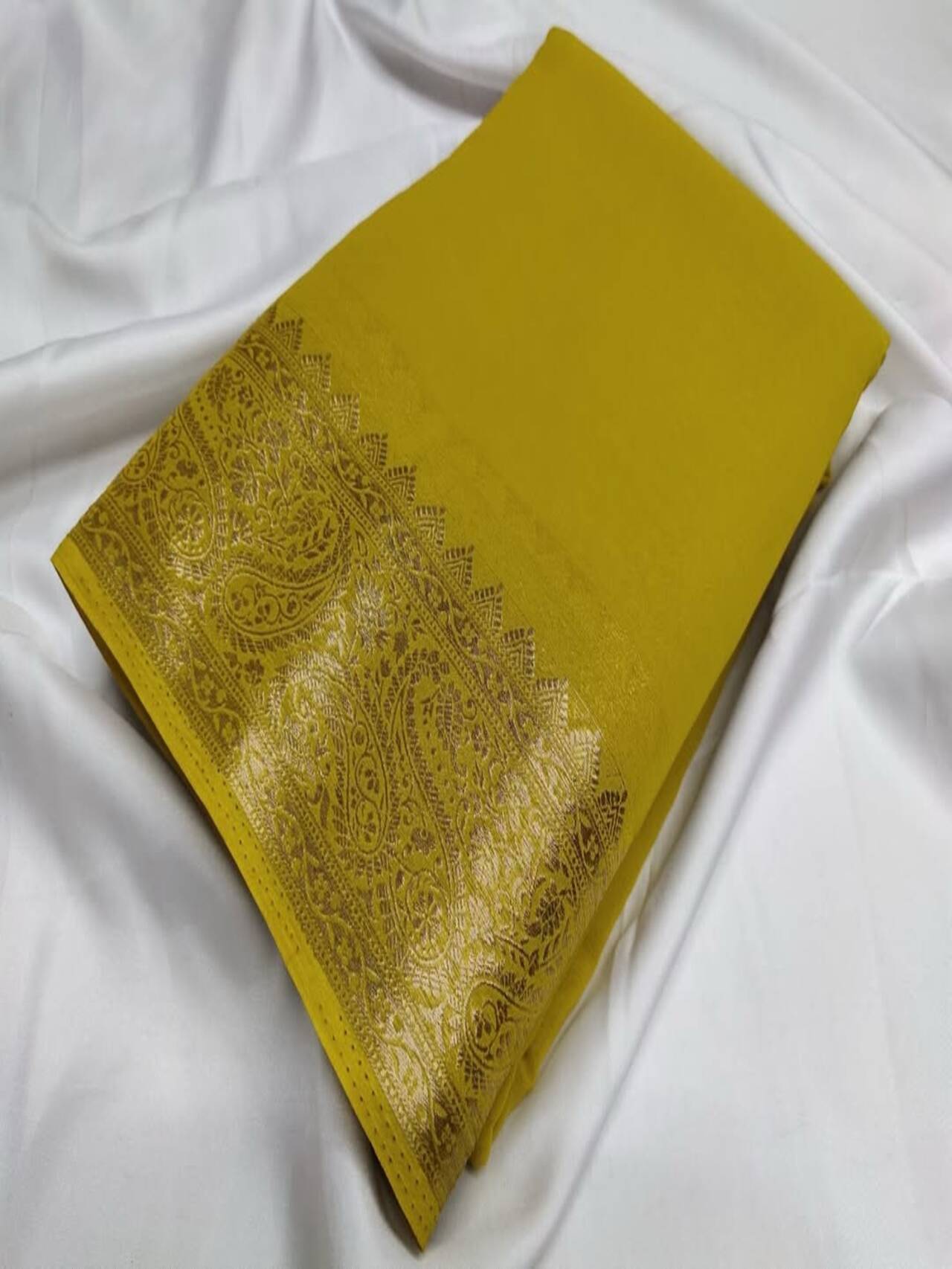 Luxurious Cerep Silk Saree with Exquisite Zari Border